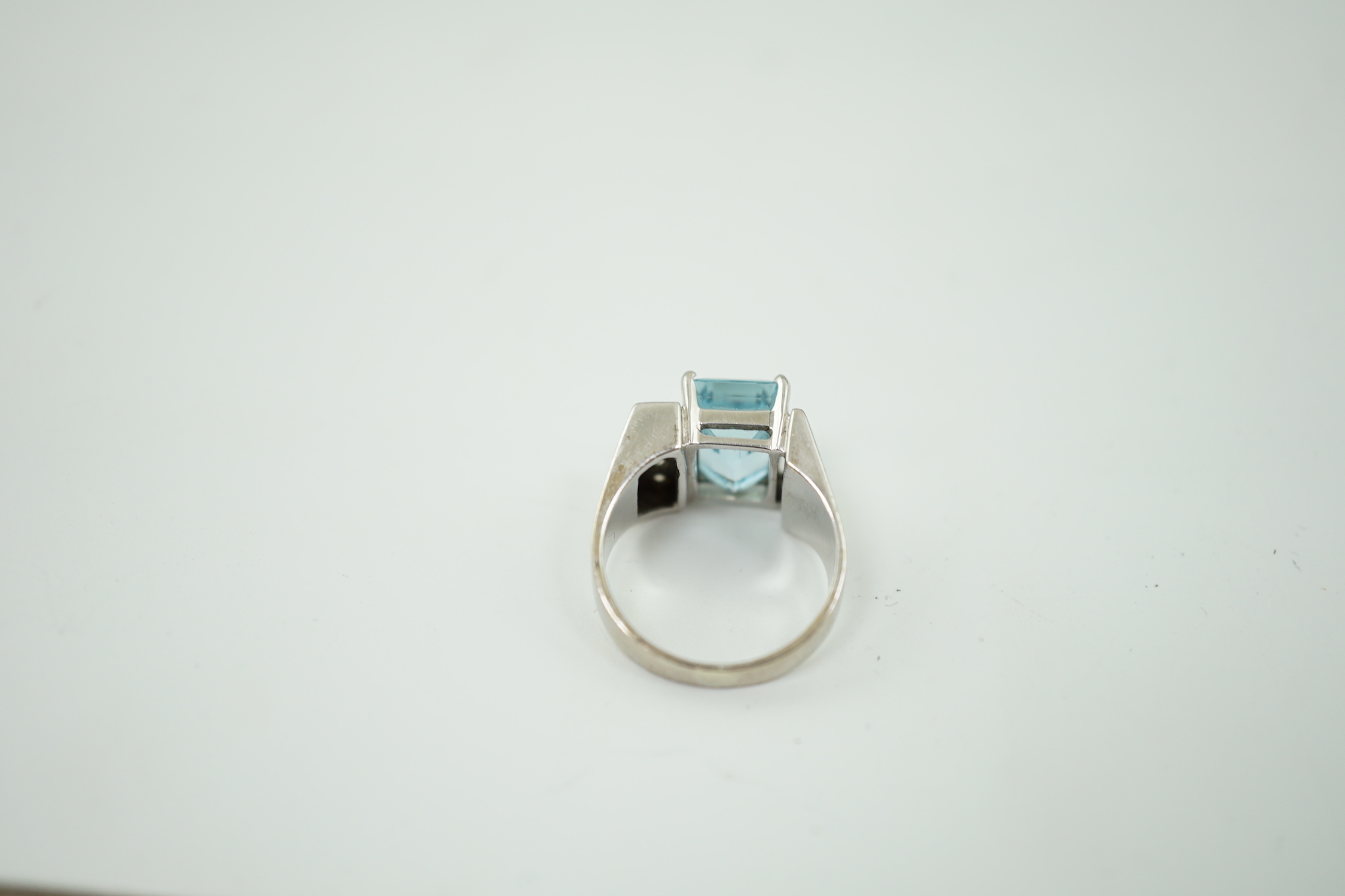 A modern 750 white gold and single stone emerald cut aquamarine set dress ring